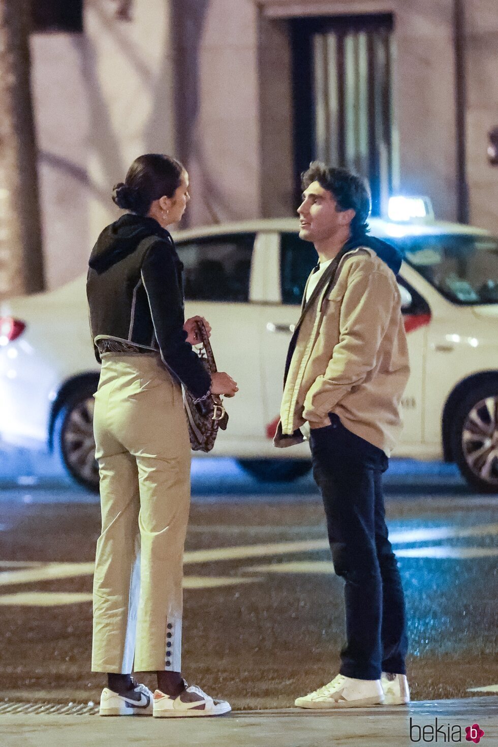 Victoria Federica y Albert Arenas hablando en un paseo nocturno en Madrid