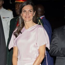 La Reina Letizia con un vestido rosa de Hugo Boss a su llegada a Luanda para su Visita de Estado a Angola