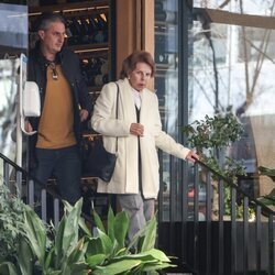 Patricia Llosa saliendo de un restaurante de Madrid con uno de sus hijos