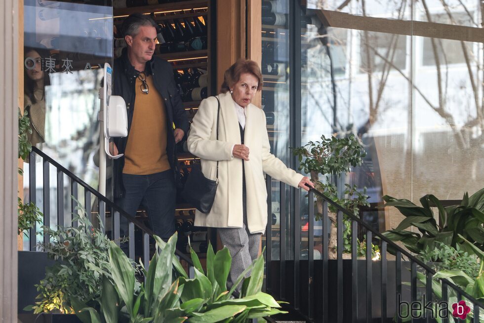 Patricia Llosa saliendo de un restaurante de Madrid con uno de sus hijos