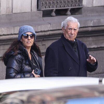 Mario Vargas Llosa paseando por Madrid con su hija Morgana