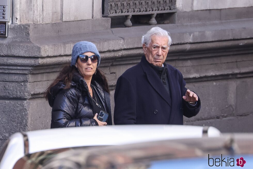Mario Vargas Llosa paseando por Madrid con su hija Morgana