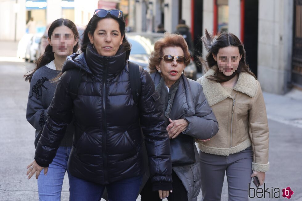 Patricia Llosa, su hija Morgana y sus nietas dando un paseo por Madrid