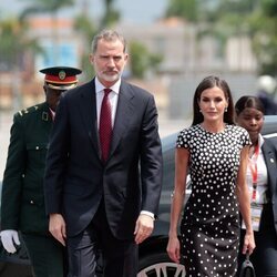 Los Reyes Felipe y Letizia a su llegada al Memorial Agostinho Neto de Luanda