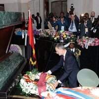 El Rey Felipe VI colocando una corona de flores en el Memorial Agostinho Neto de Luanda