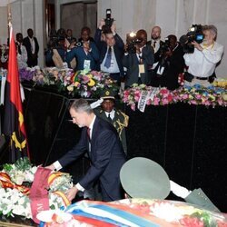 El Rey Felipe VI colocando una corona de flores en el Memorial Agostinho Neto de Luanda