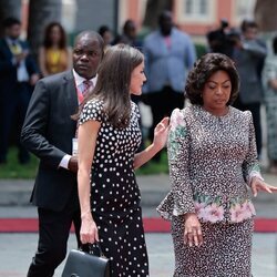La Reina Letizia hablando con la Primera Dama de Angola en el Palacio Presidencial de Luanda