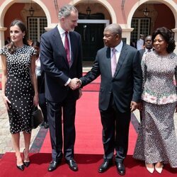 Felipe VI y el Presidente de Angola se saludan en presencia de la Reina Letizia y la Primera Dama de Angola