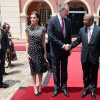 Felipe VI y el Presidente de Angola se saludan en presencia de la Reina Letizia y la Primera Dama de Angola