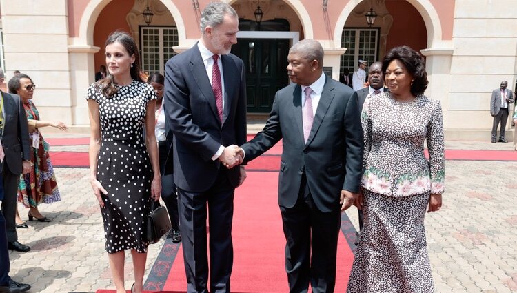 Felipe VI y el Presidente de Angola se saludan en presencia de la Reina Letizia y la Primera Dama de Angola