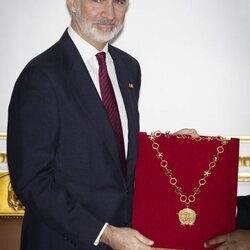 El Rey Felipe VI con la condecoración del collar de la Orden de Agostinho Neto en Angola