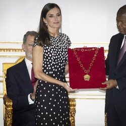 La Reina Letizia con la condecoración del collar de la Orden de Agostinho Neto en Angola