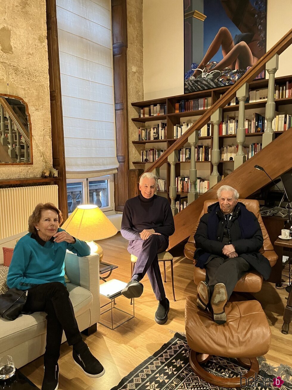 Mario Vargas Llosa y Patricia Llosa en París con su hijo Álvaro
