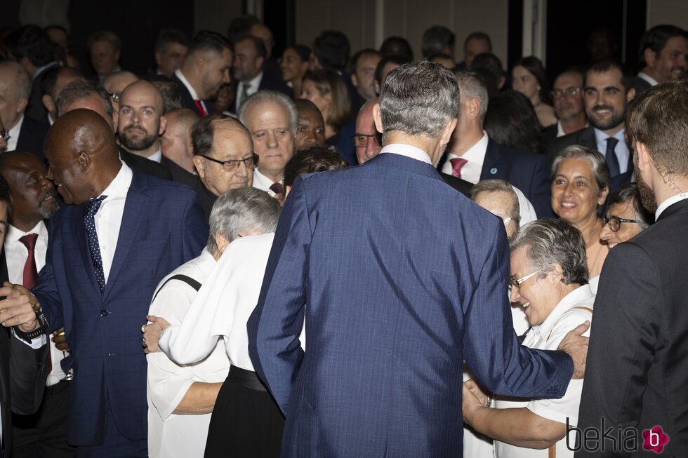 Los Reyes Felipe y Letizia con españoles en Angola en su Visita de Estado