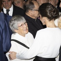 La Reina Letizia saludando a una española en su Visita de Estado a Angola