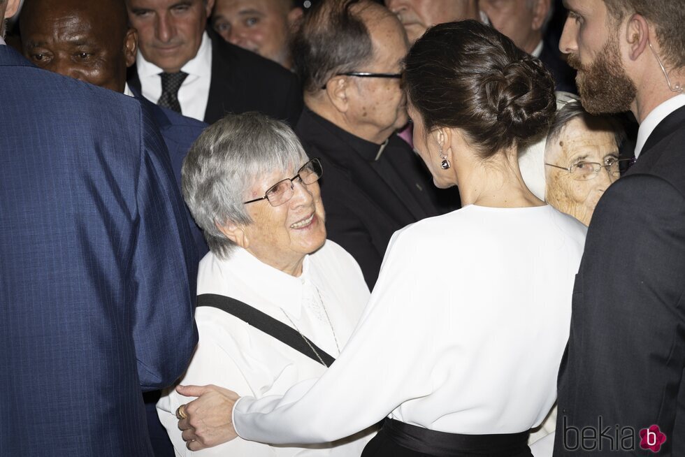 La Reina Letizia saludando a una española en su Visita de Estado a Angola