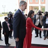 Los Reyes Felipe y Letizia saludando a la Presidenta de la Asamblea Nacional de Angola