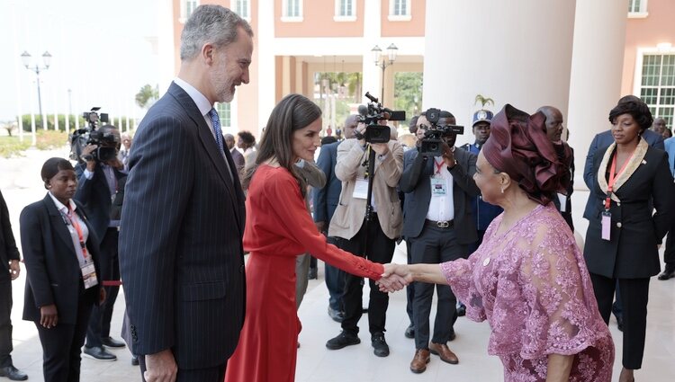 Los Reyes Felipe y Letizia saludando a la Presidenta de la Asamblea Nacional de Angola
