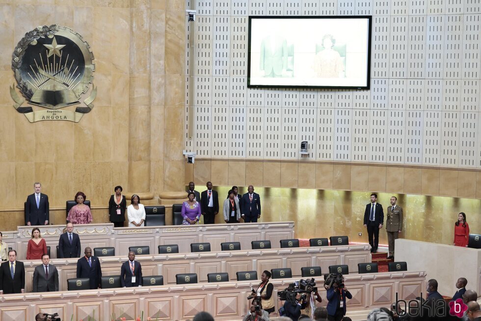 Los Reyes Felipe y Letizia, separados en la Asamblea Nacional de Angola