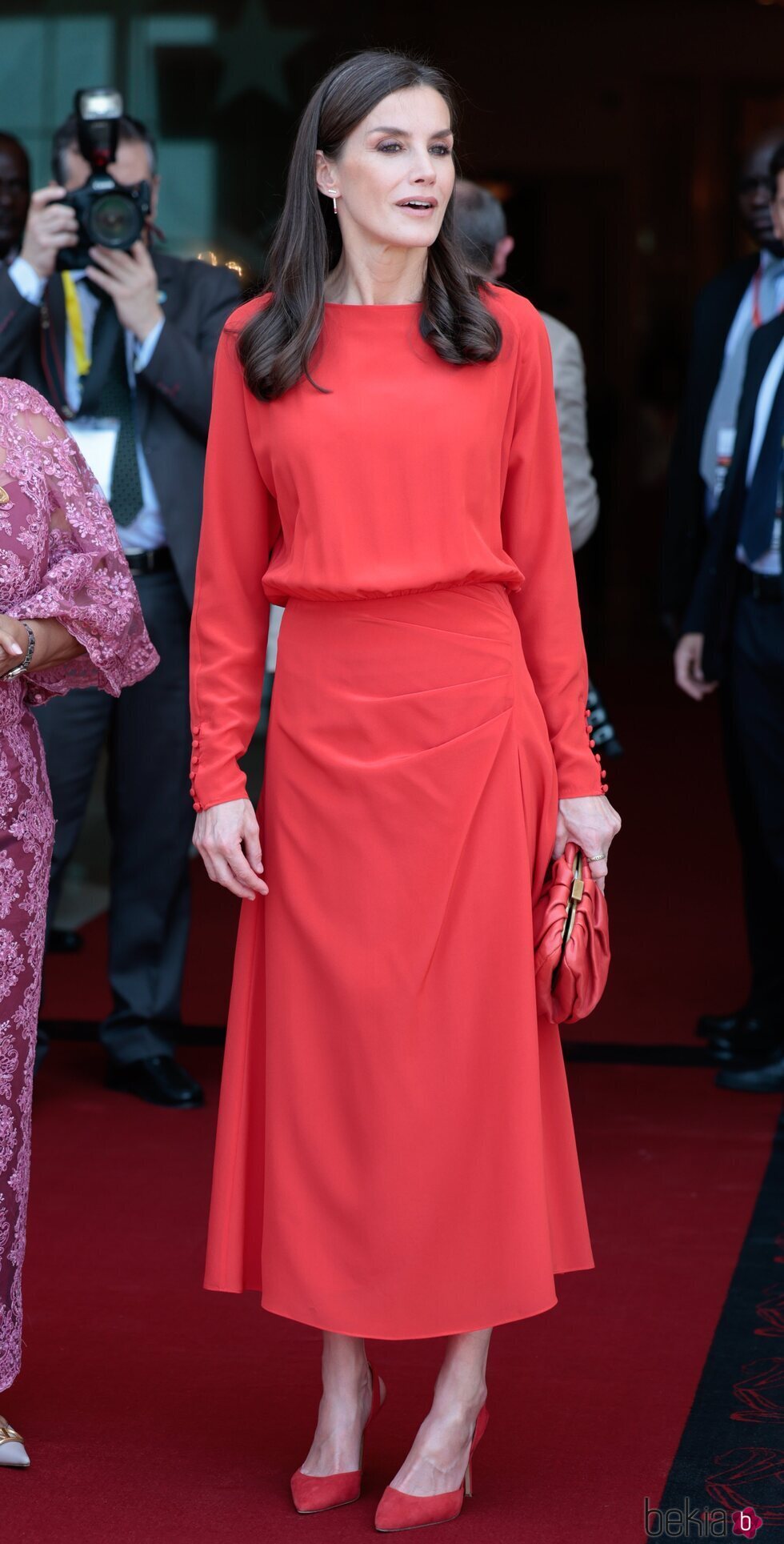 La Reina Letizia con un vestido rojo de Massimo Dutti en la Asamblea Nacional de Angola