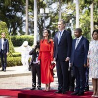 Los Reyes Felipe y Letizia con el Presidente y la Primera Dama de Angola en su despedida de Angola