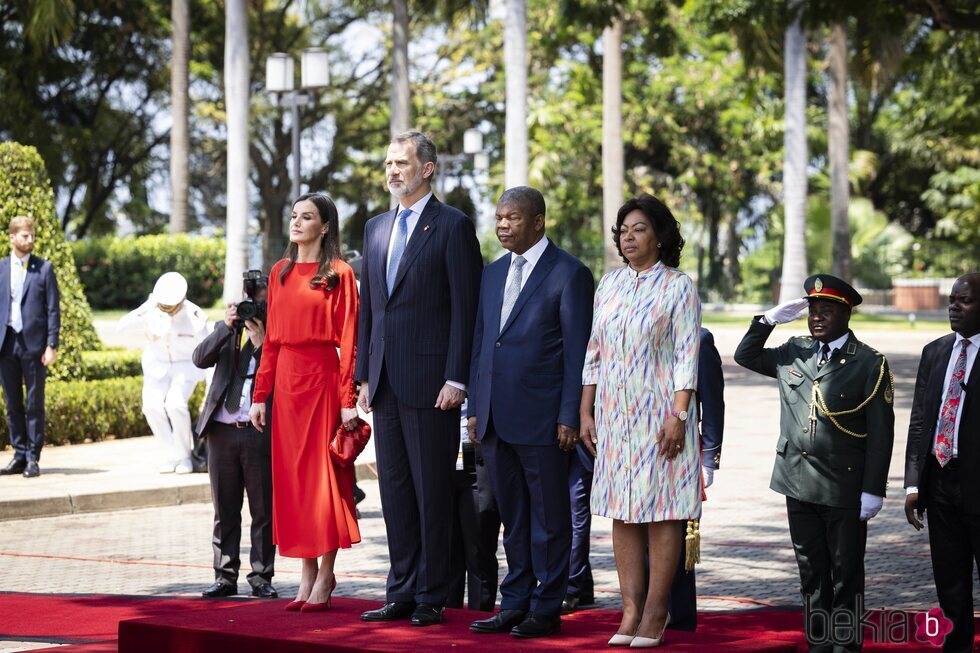Los Reyes Felipe y Letizia con el Presidente y la Primera Dama de Angola en su despedida de Angola