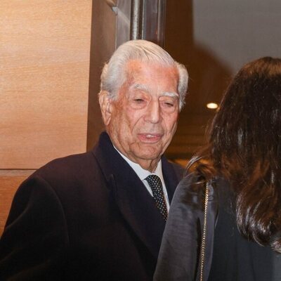 Mario Vargas Llosa en un cóctel en París