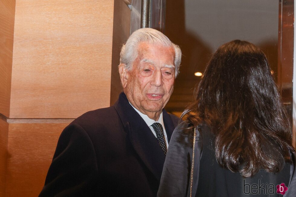 Mario Vargas Llosa en un cóctel en París