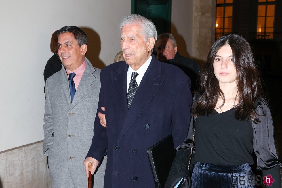 Mario Vargas Llosa con su hijo Gonzalo y una de sus nietas en París