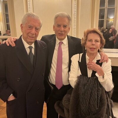Mario Vargas Llosa y Patricia Llosa con su hijo Álvaro en París