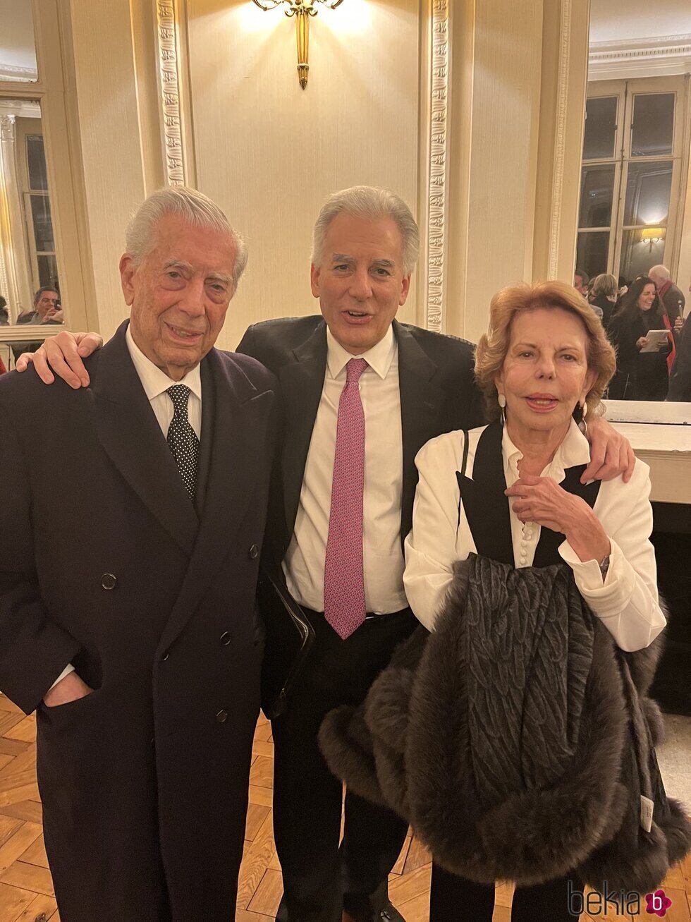 Mario Vargas Llosa y Patricia Llosa con su hijo Álvaro en París