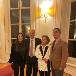 Patricia Llosa con sus tres hijos Morgana, Álvaro y Gonzalo en París