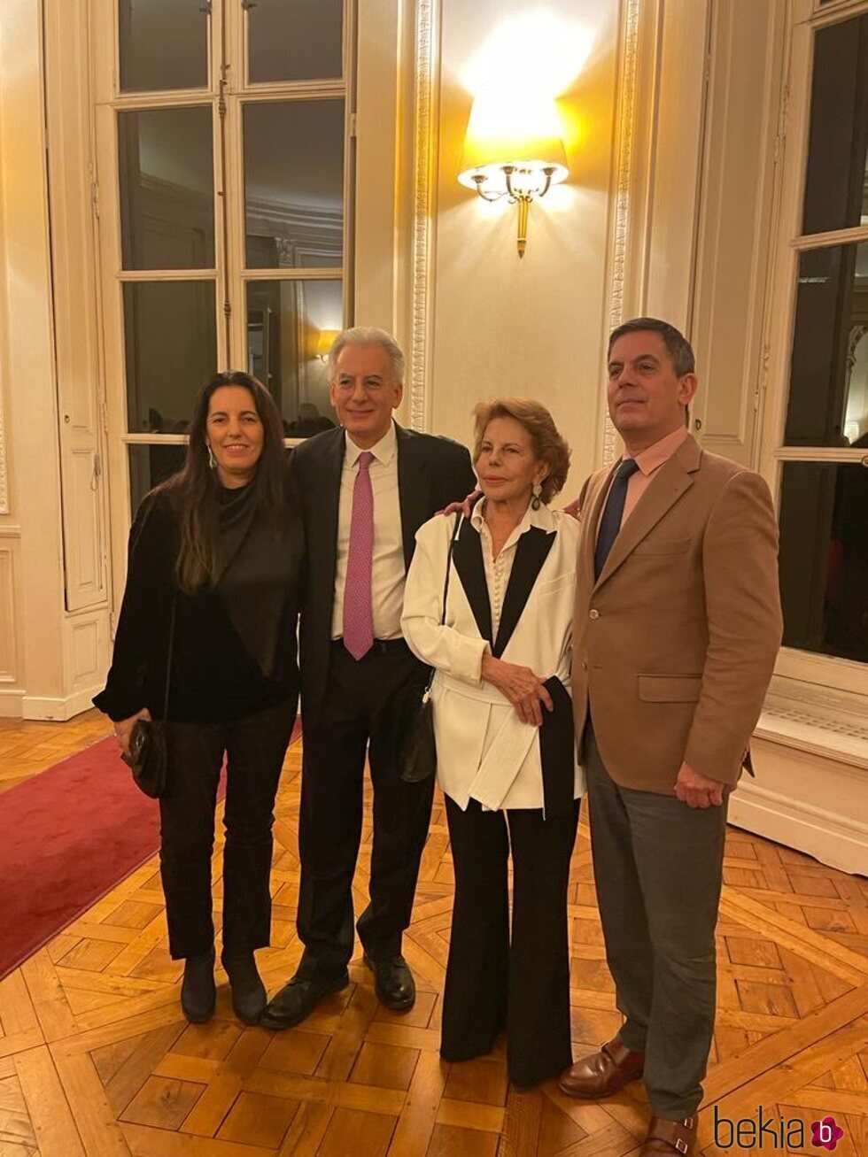 Patricia Llosa con sus tres hijos Morgana, Álvaro y Gonzalo en París