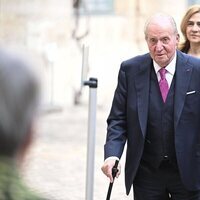 El Rey Juan Carlos llega al Instituto Francés en París