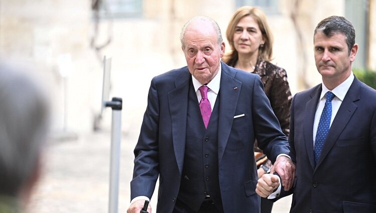 El Rey Juan Carlos llega al Instituto Francés en París