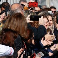 La Reina Letizia saludando a unos ciudadanos en Petrer