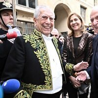 Mario Vargas Llosa, el Rey Juan Carlos y la Infanta Cristina riéndose en la Academia Francesa