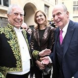 Mario Vargas Llosa, el Rey Juan Carlos y la Infanta Cristina riéndose en la Academia Francesa