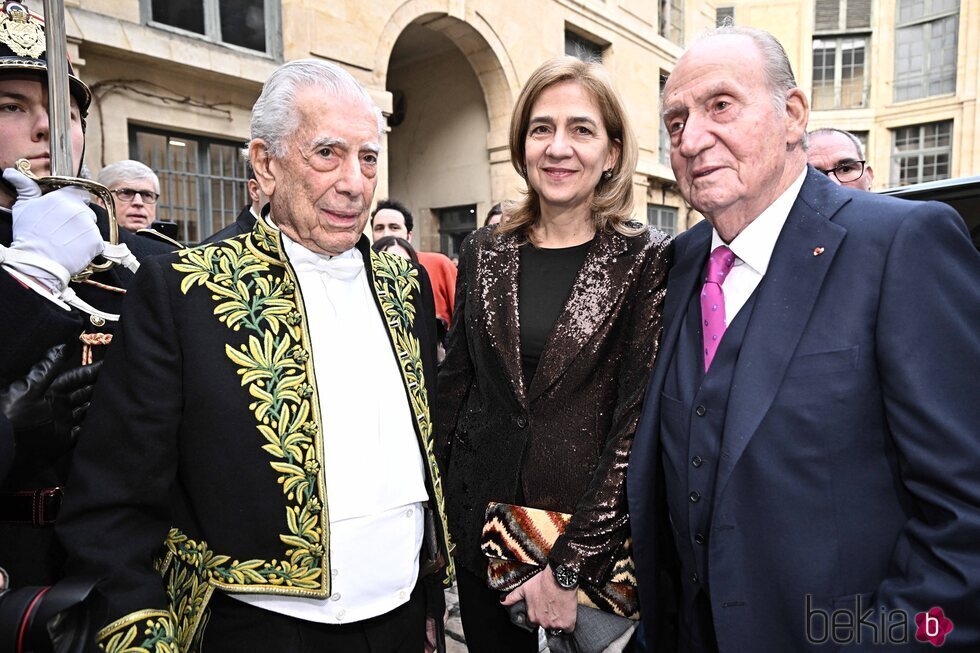 Mario Vargas Llosa, el Rey Juan Carlos y la Infanta Cristina en la Academia Francesa