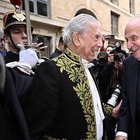 Mario Vargas Llosa y el Rey Juan Carlos en la Academia Francesa