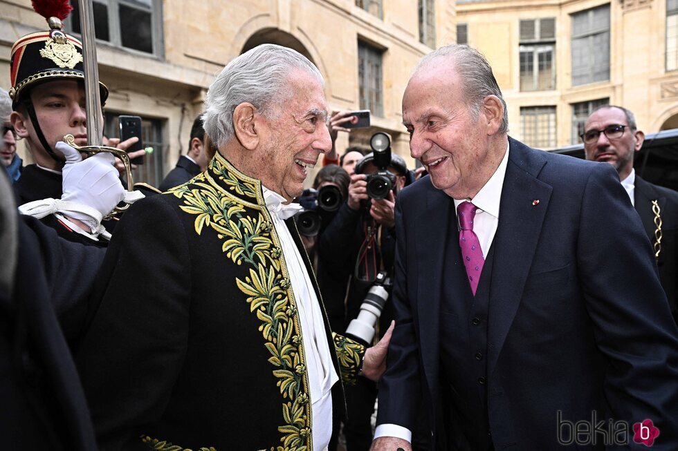 Mario Vargas Llosa y el Rey Juan Carlos en la Academia Francesa