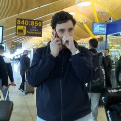Froilán, hablando por teléfono en el aeropuerto de Madrid