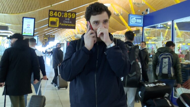 Froilán, hablando por teléfono en el aeropuerto de Madrid