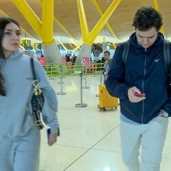 Froilán, acompañado por una amiga en el aeropuerto de Madrid antes de marcharse a Abu Dabi