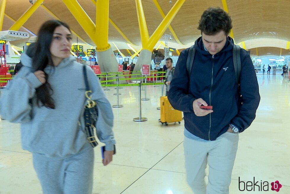 Froilán, acompañado por una amiga en el aeropuerto de Madrid antes de marcharse a Abu Dabi