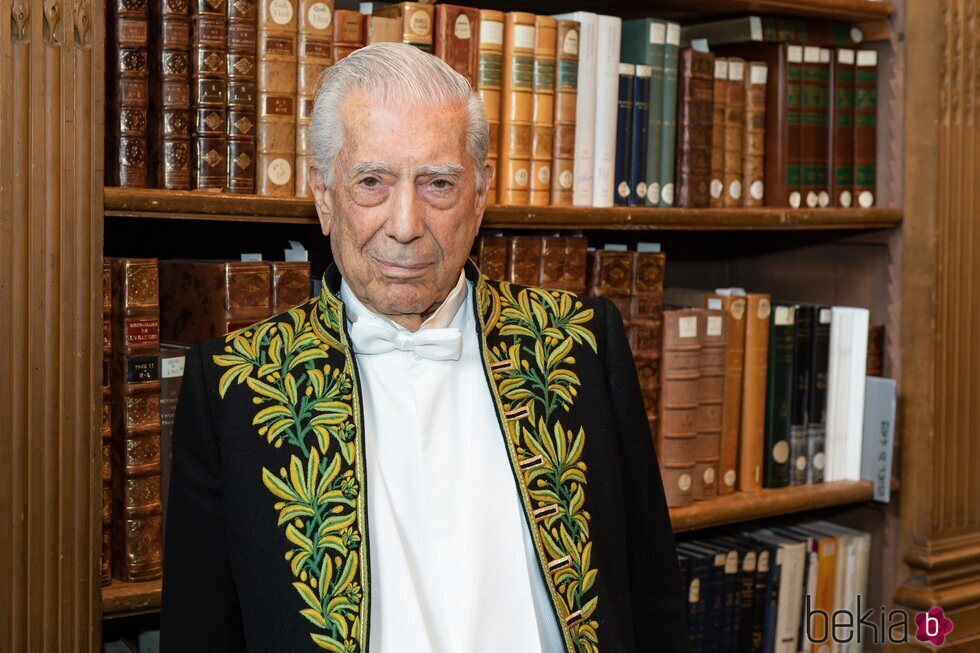 Mario Vargas Llosa en la ceremonia de ingreso de la Academia Francesa