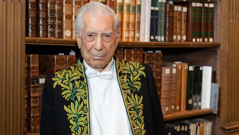 Mario Vargas Llosa en la ceremonia de ingreso de la Academia Francesa