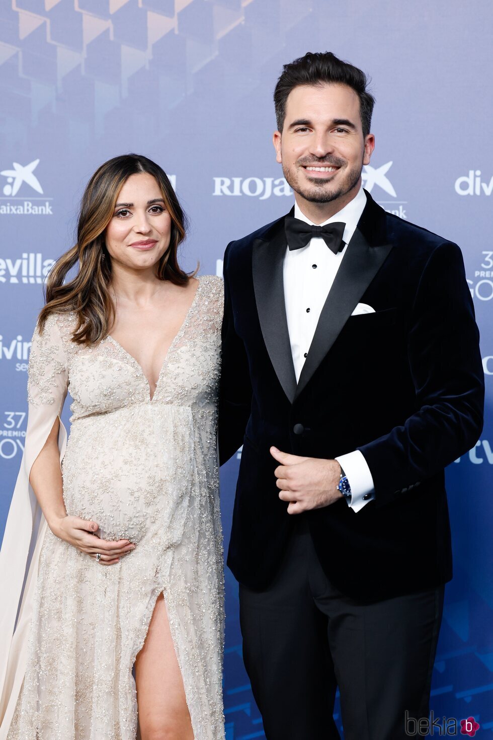 Javier Castillo y Verónica Díaz presumiendo de embarazo en la alfombra roja de los Goya 2023