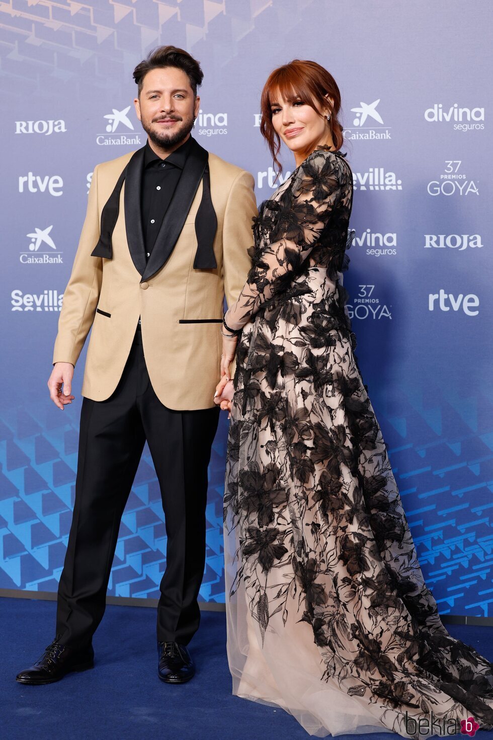Manuel Carrasco y Almudena Navalón en la alfombra roja de los Goya 2023