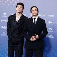 Javier Calvo y Javier Ambrossi en la alfombra roja de los Goya 2023